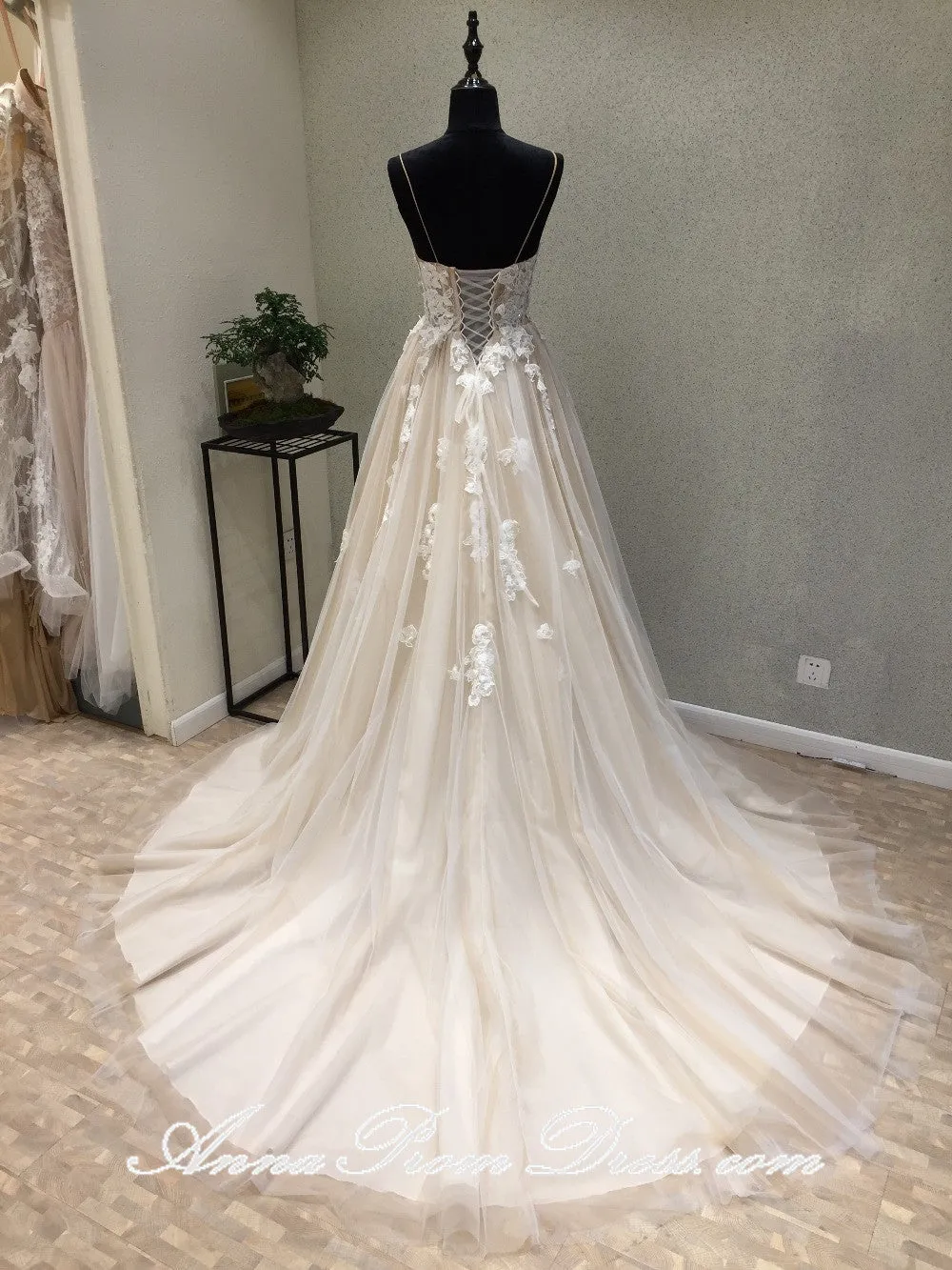 Beautiful Wedding Dresses A-line Brush Train Spaghetti Straps Long Sexy Lace Bridal Gown JKS274