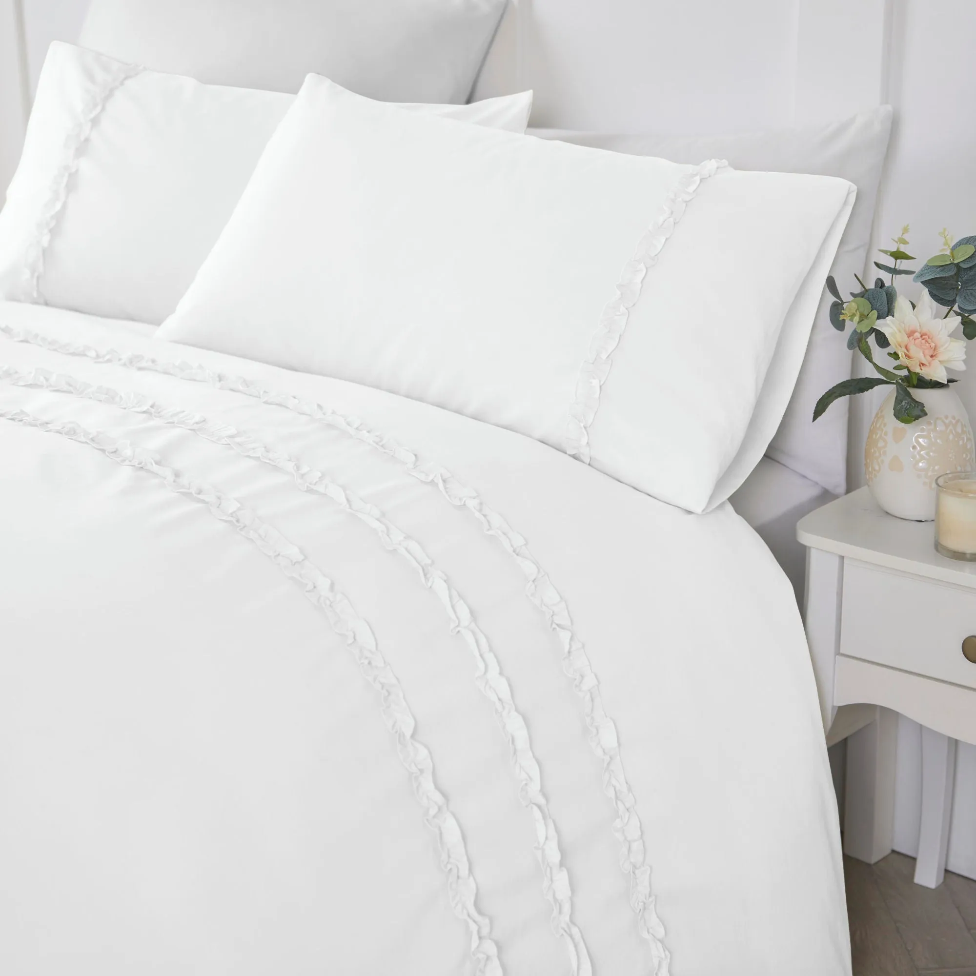 Felicia Frill Duvet Cover Set by Serene in White