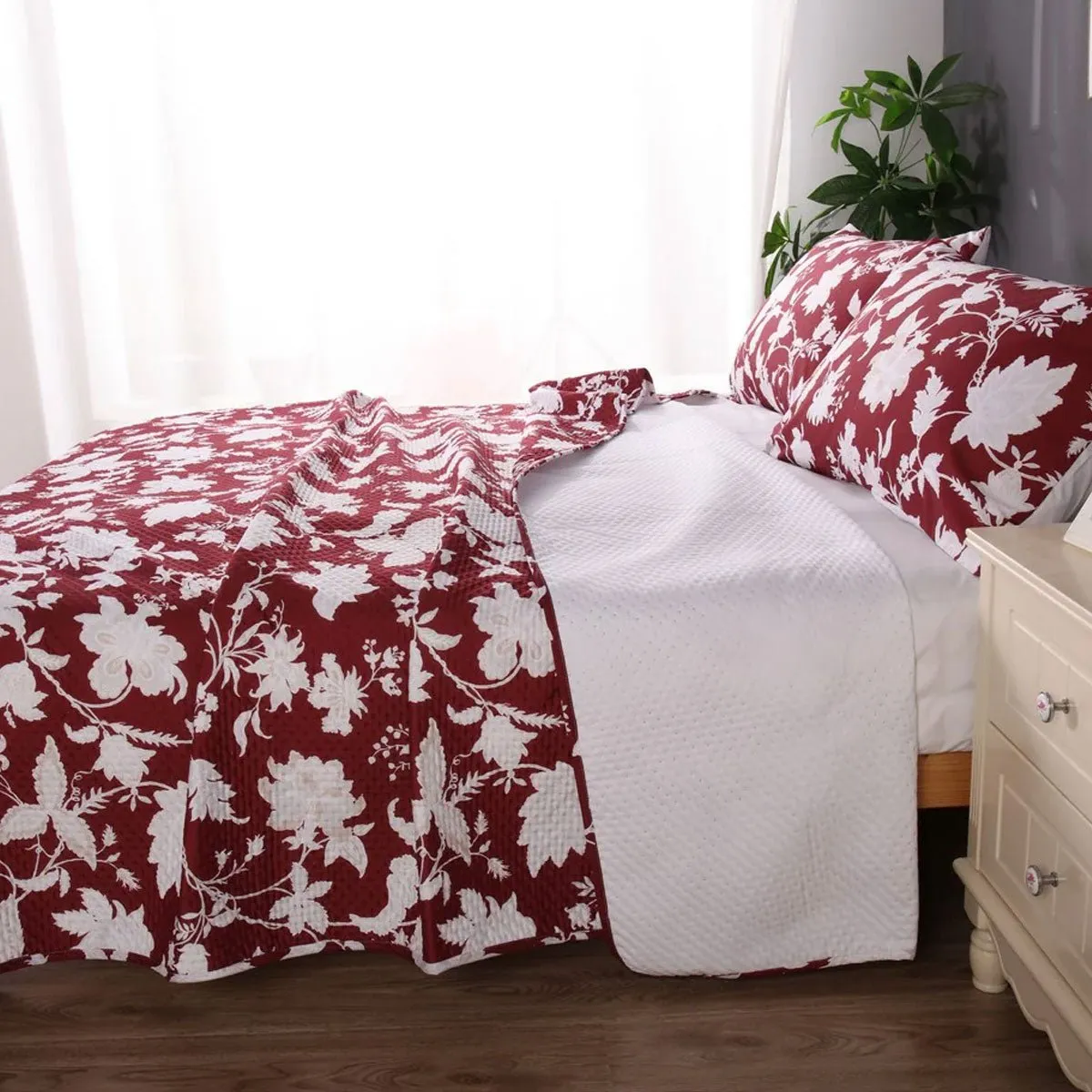 Spring Red 3 Pcs Bamboo Blend Ultrosonic Reversible Comforter Set King